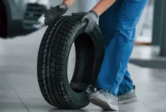 Cómo cambiar un neumático de auto en 5 pasos