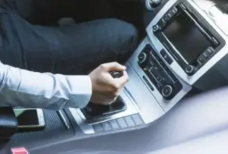 ¿Cómo conducir un automóvil automático?