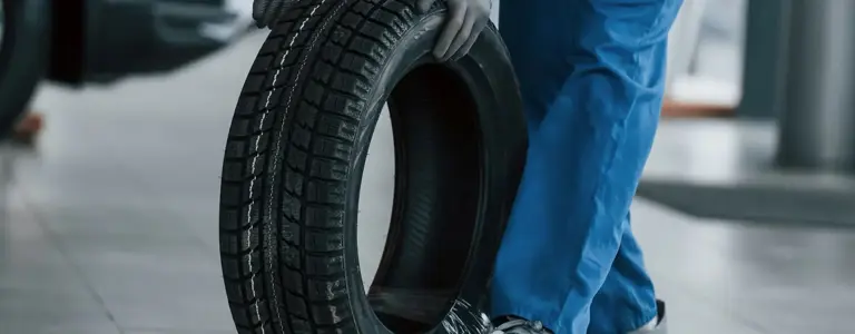 Cómo cambiar un neumático de auto en 5 pasos