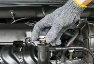 Cómo lavar el motor de un auto en 5 pasos